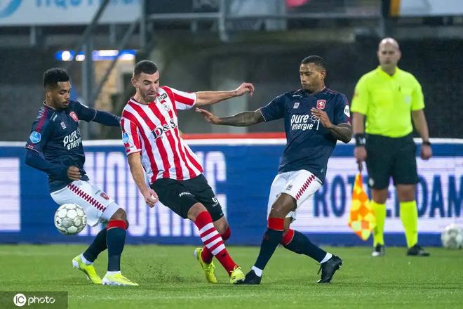 后卫表现出 后卫表现出